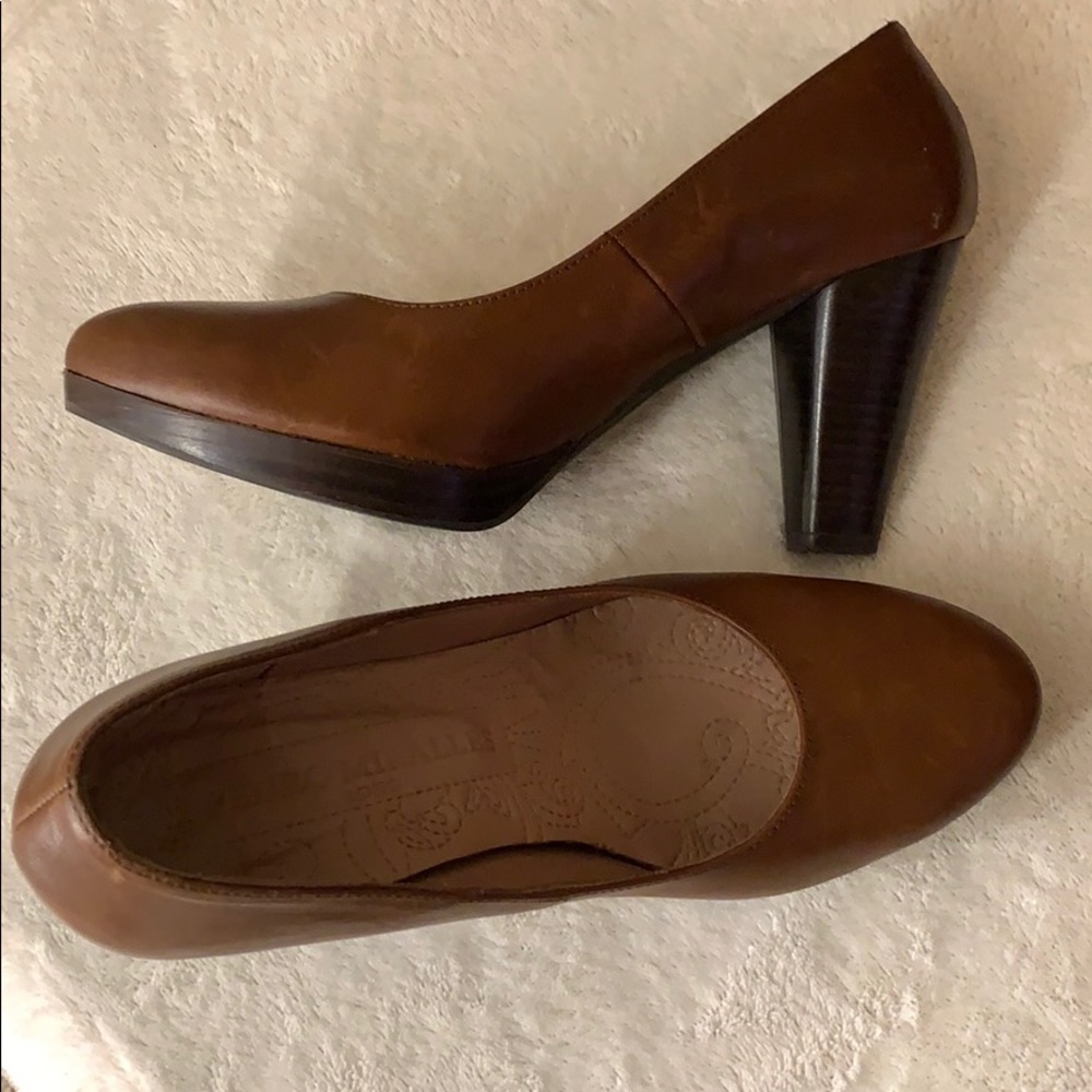 Medium brown leather pump